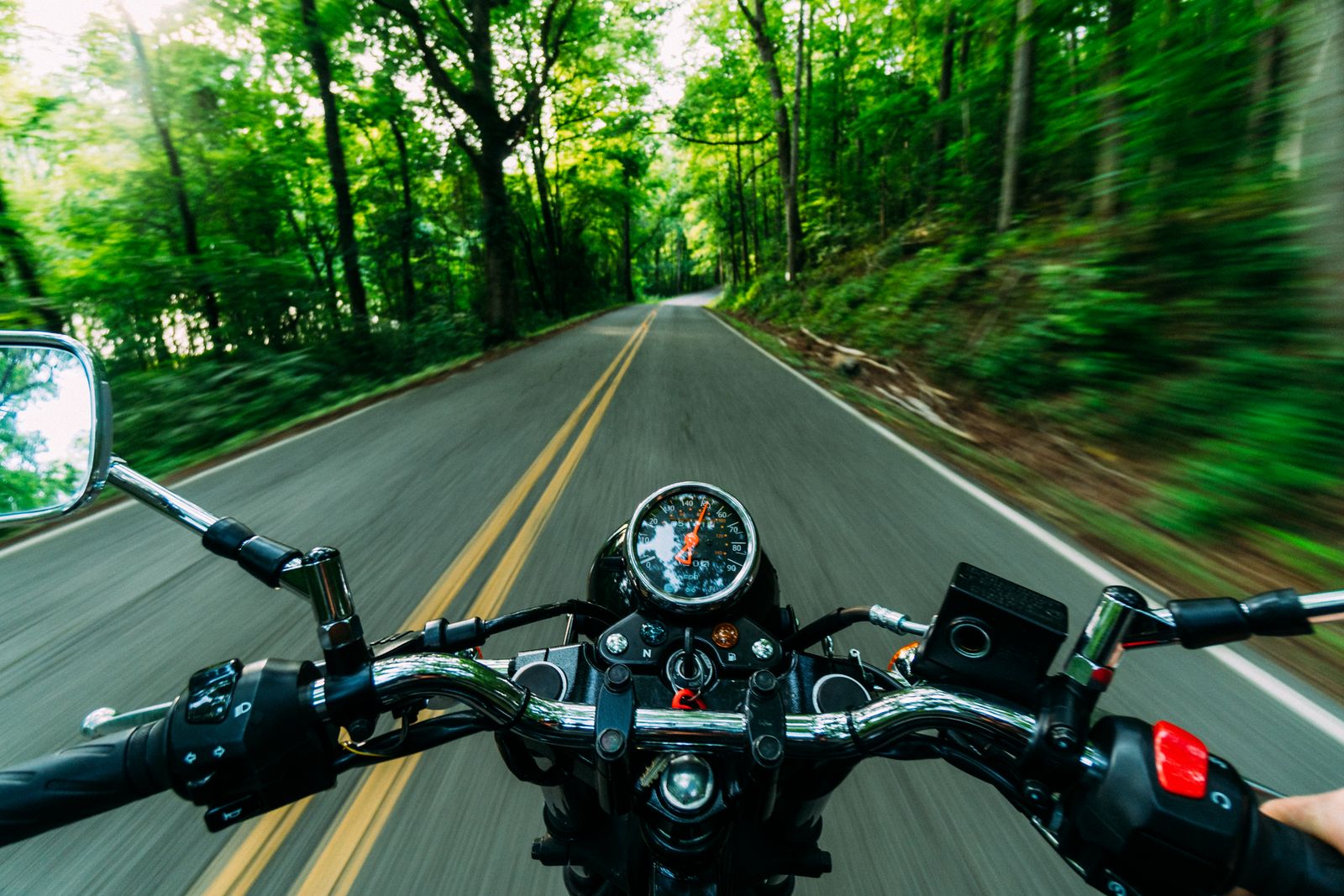 Motociclista em estrada